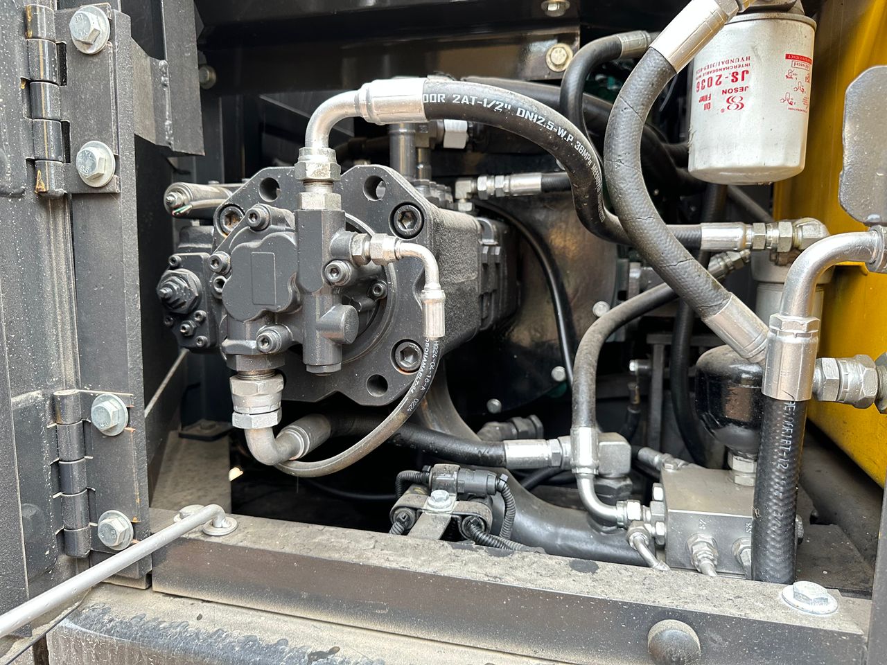 Volvo 14-Ton Excavator (2023) – Low Hours, Ready for Work - Image 4