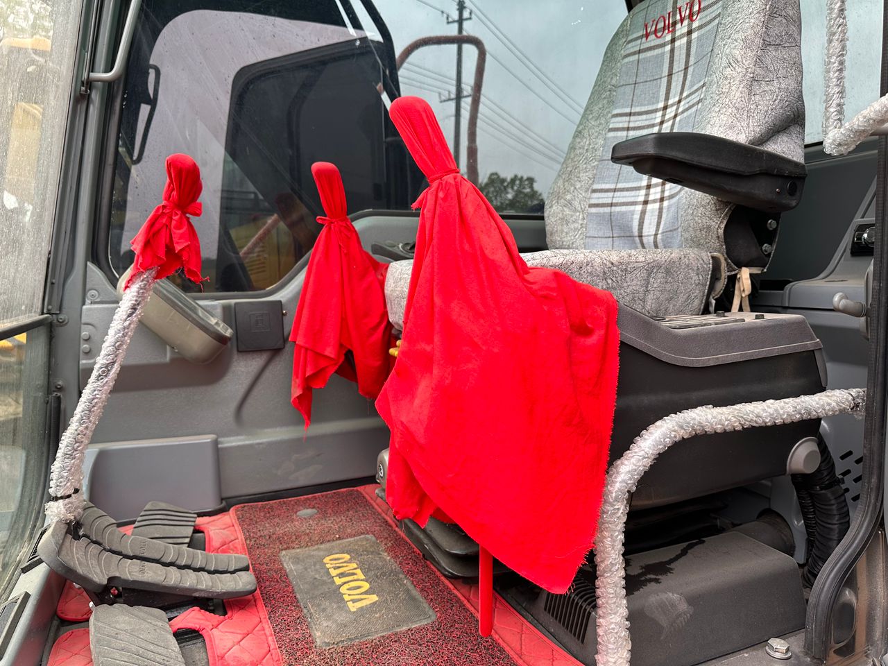 Volvo 14-Ton Excavator (2023) – Low Hours, Ready for Work - Image 9